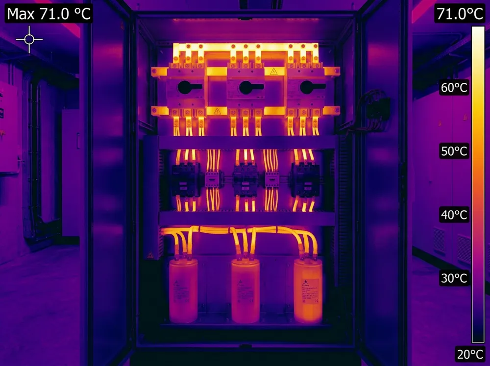 Riskli pano: termal kamera görüntüsü, 71,0 °C