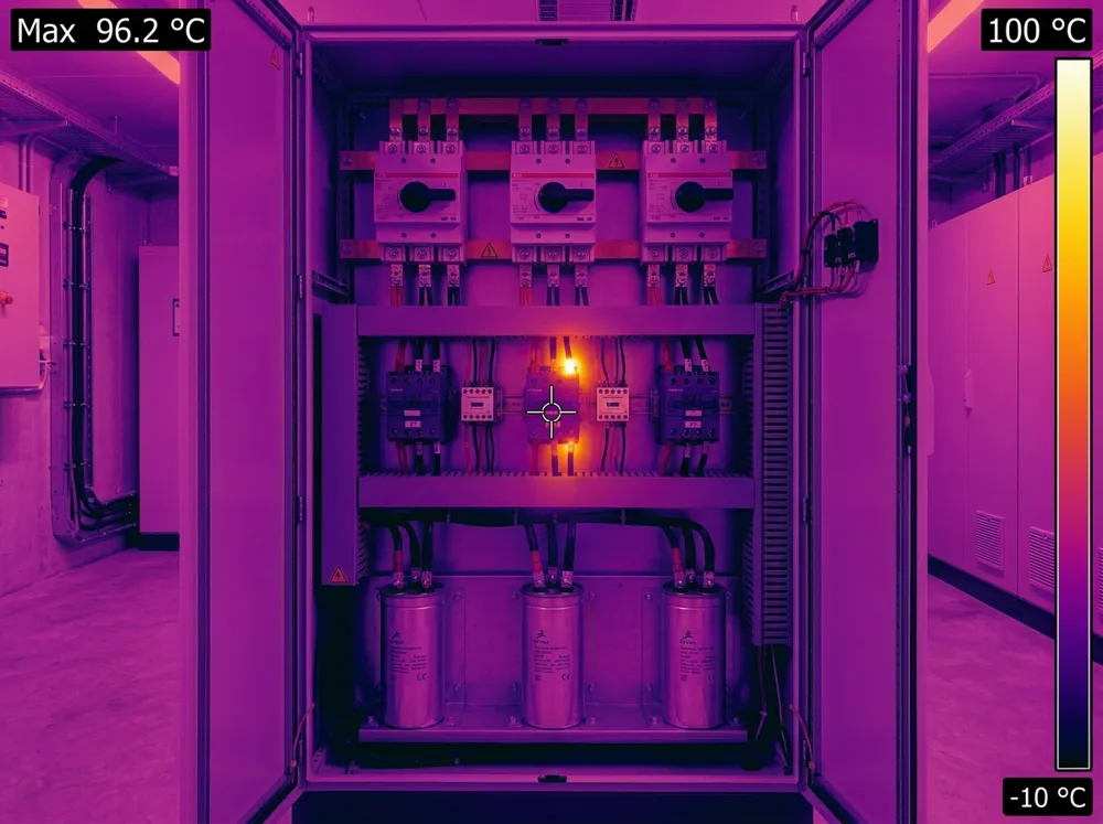 Aşırı ısınmış pano: termal kamera görüntüsü, 96,2 °C
